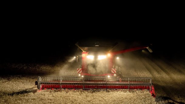 Caseih axial flow 7140 201407 fr night harvest img 91691 3782 2444